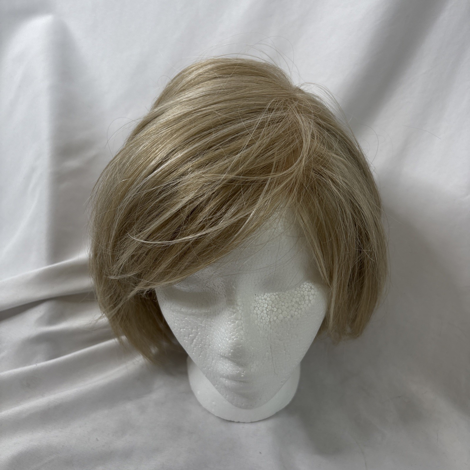 NORIKO JOLIE Creamy Blond Modern Bob Layered With Texture And Volume Wig