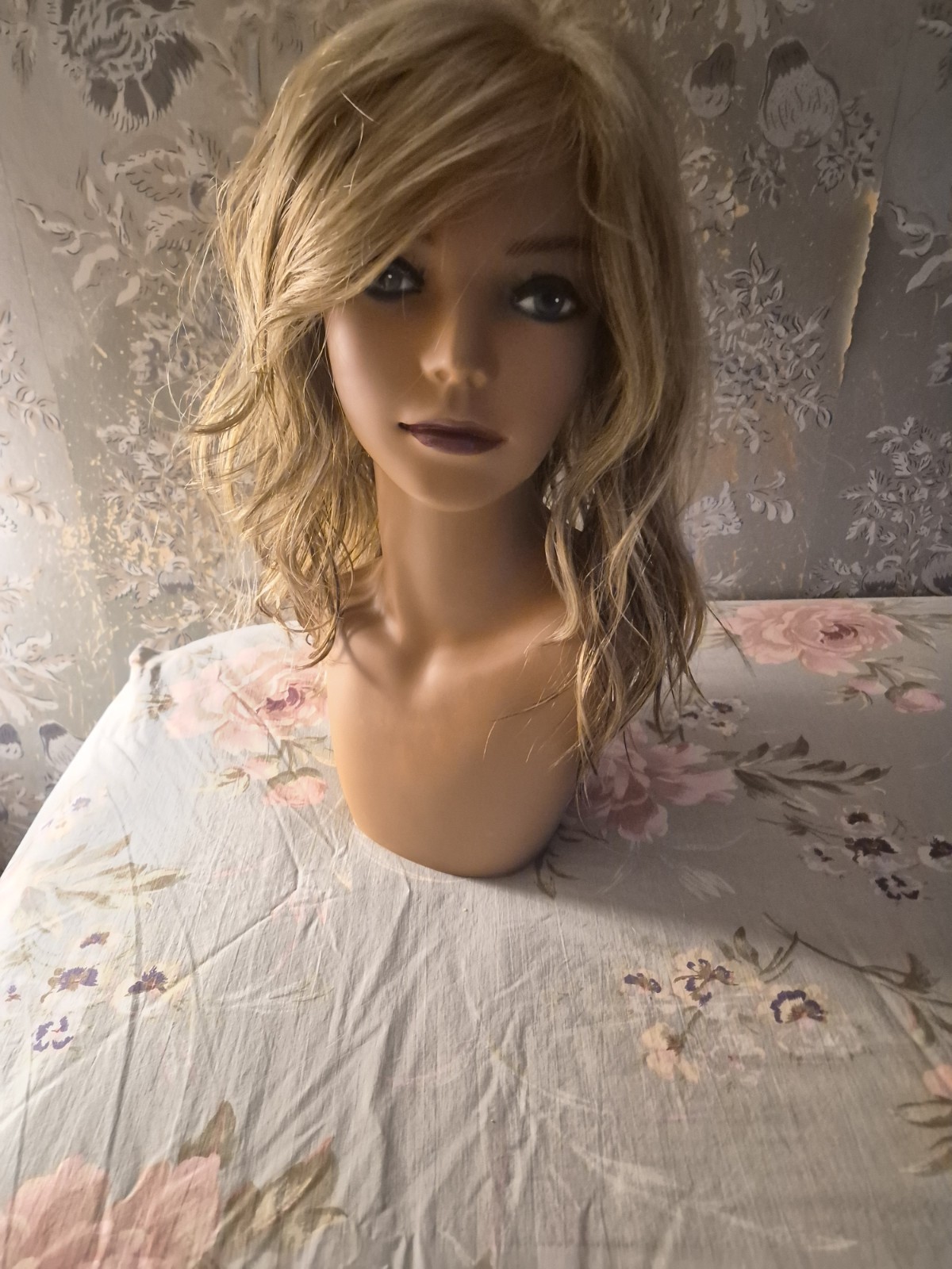 Estetica R12/26CH Light Brown Blond HL Wavy Synthetic Wig Average Cap WomenOCEAN