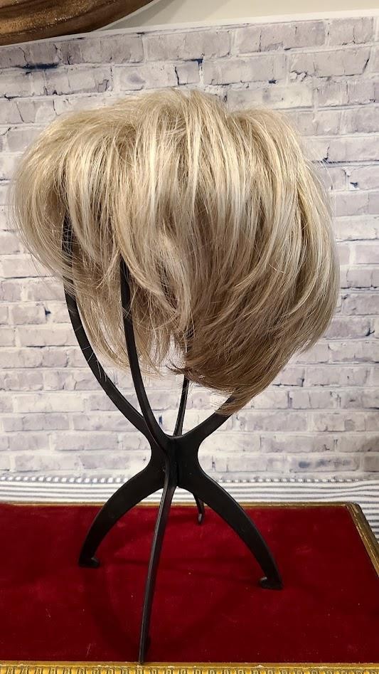 Jon Renau~ Highlighted Light Silvery Blonde Short Layers Wig ~ Super Cute