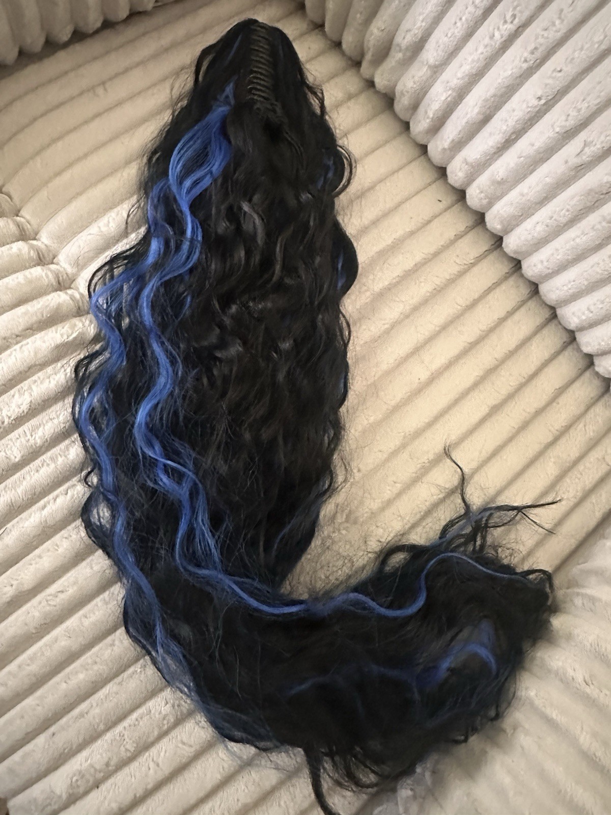 Aisi Beauty Ponytail Claw Clip Hair Extension 26 Inch Wavy Black & Blue Streaks