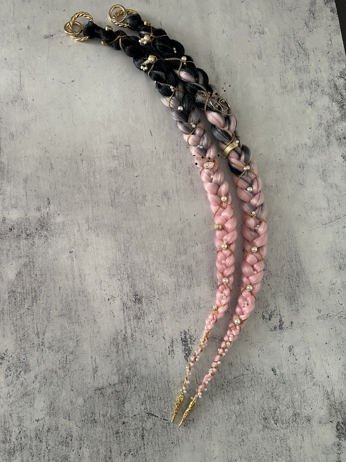 braids on rings and carabiners made of kanekalon