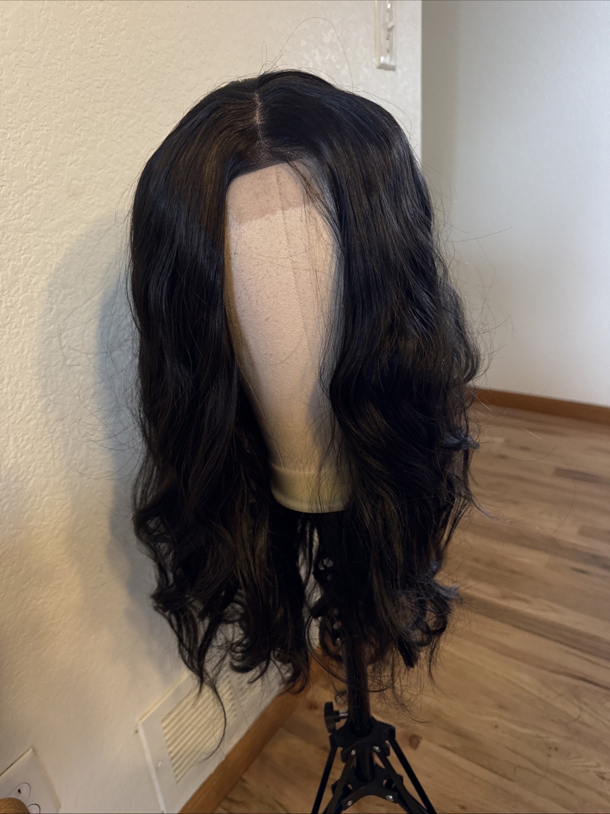 462 Nayoo Wig Synthetic 26 “ 1b Very Soft Natural Part