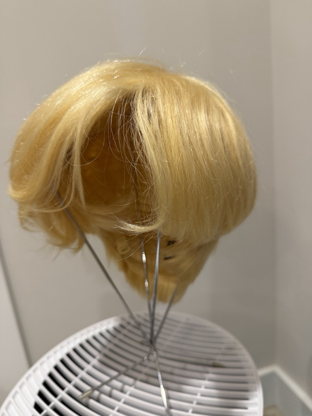 Short Layered Blonde Synthetic Wig Modacrylic Fiber – Natural Rooted Look