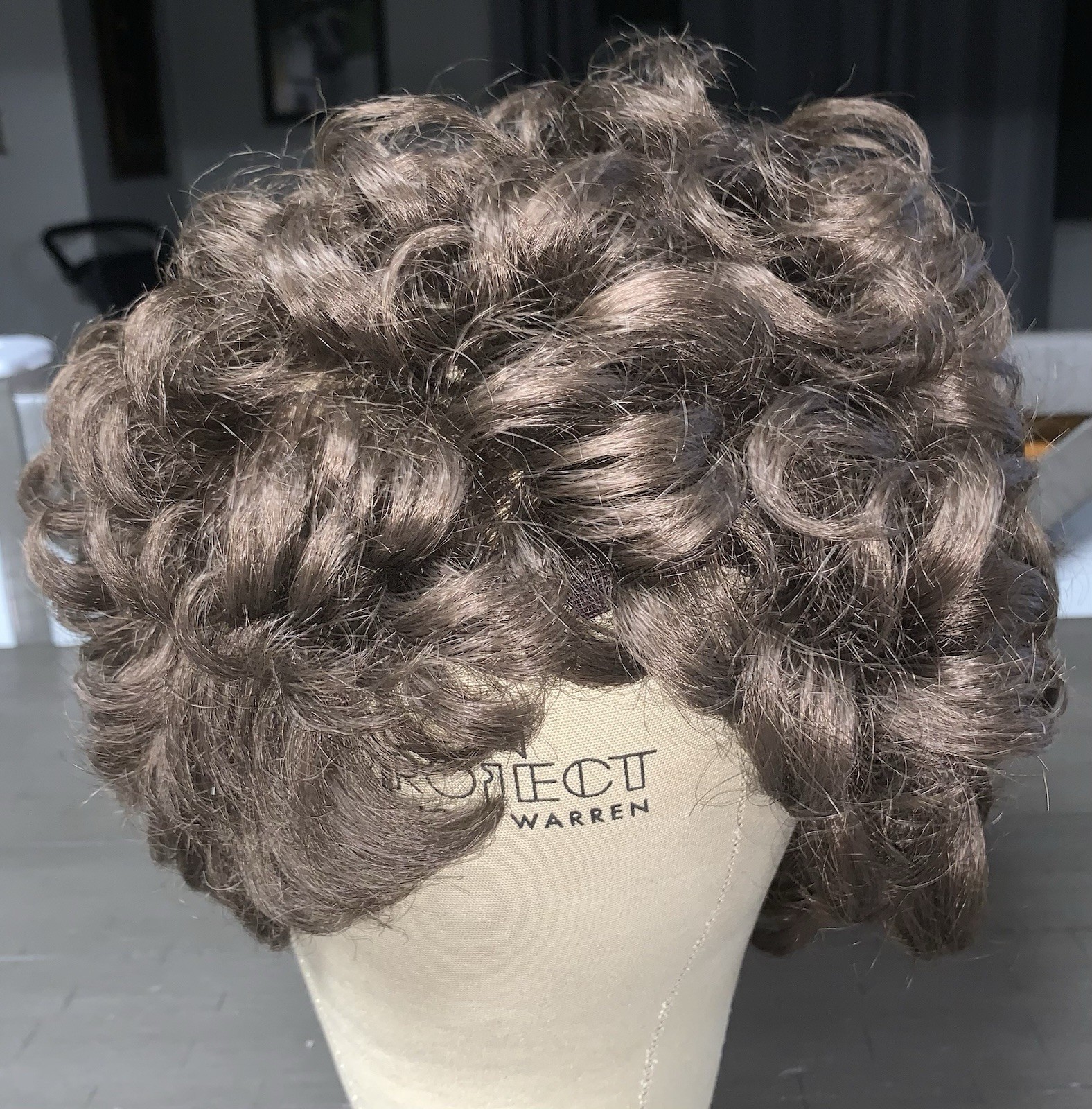 A8 VTG 70s SYNTHETIC WIG HAIR PIECE LIGHT BROWN SHORT LAYERED CURLY KOREA
