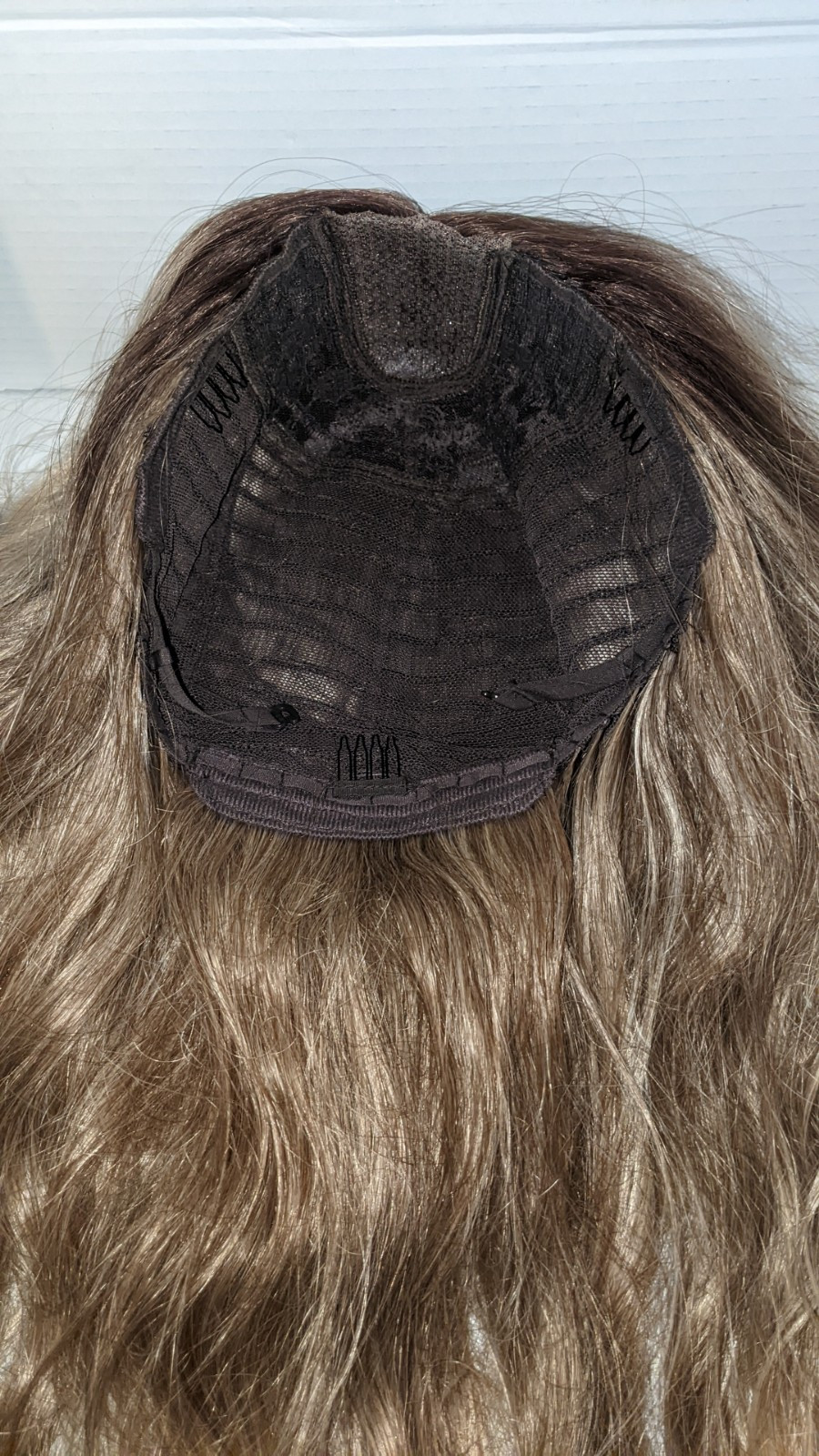 28″ Long Wig Wavy Natural Blonde W/Highlights Roots Heat Resistant New W/O Tags