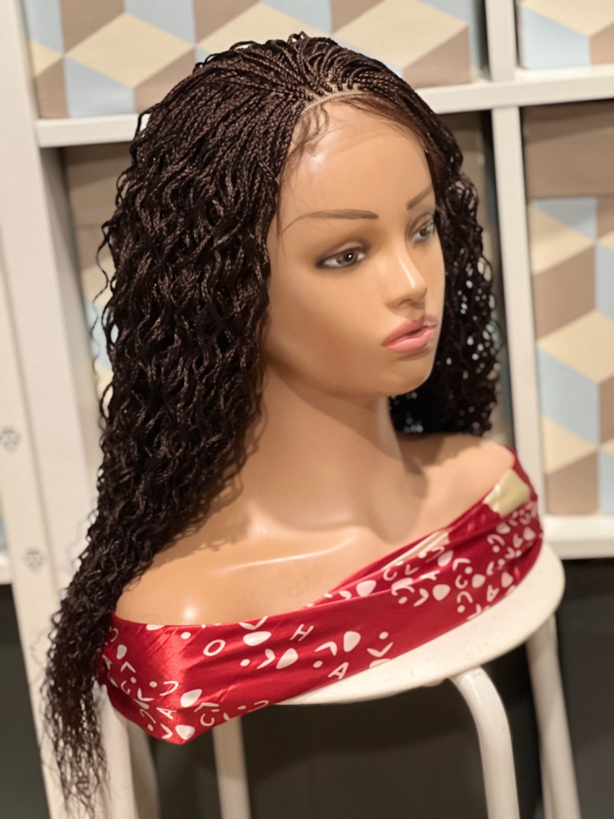 braided curly wg. It’s made on a closure. Color is Brown Length is 22”long.