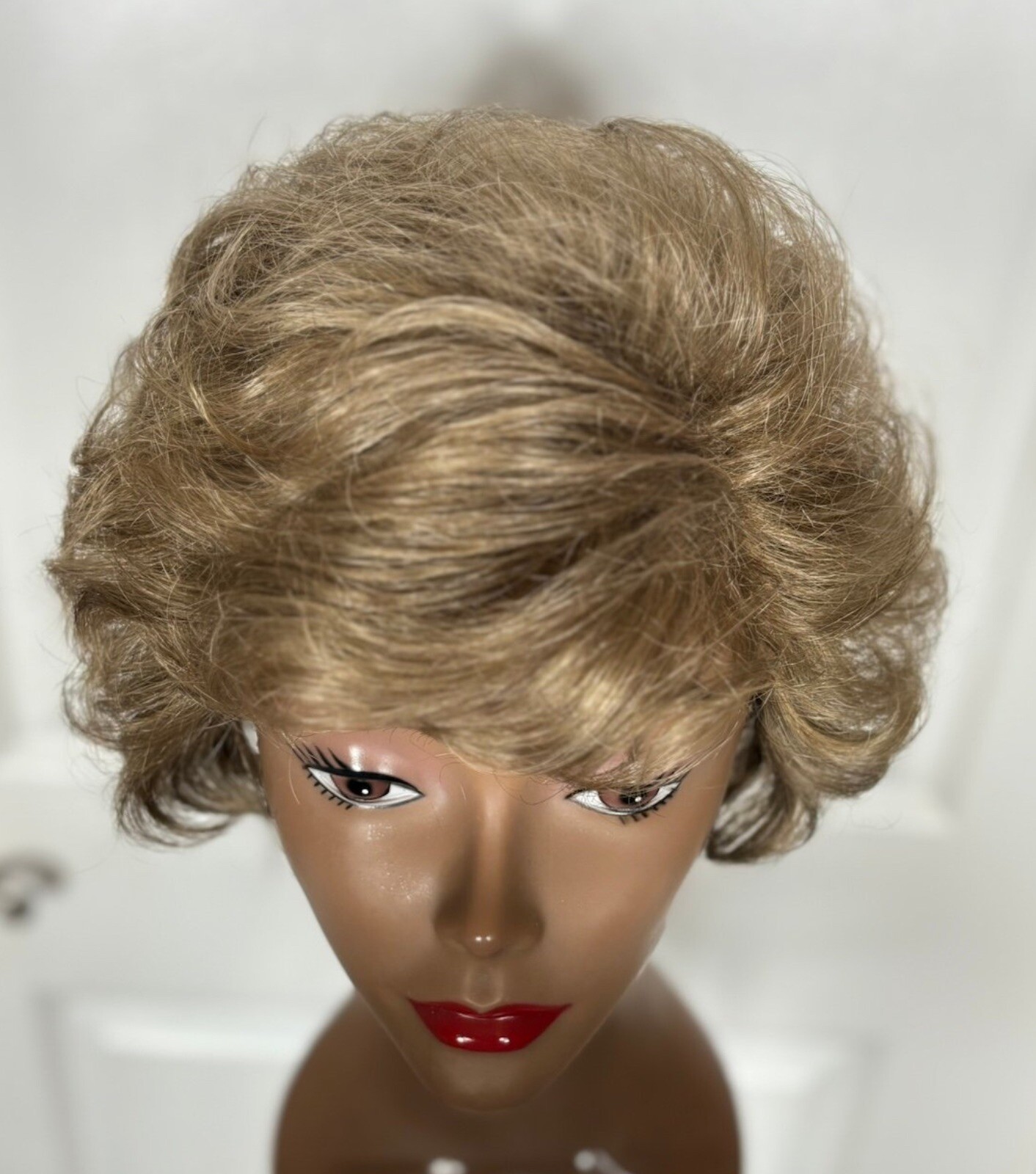 Celebration Wig Synthetic Brownish Blonde Wavy Layers SZ Average Clean GUC 10-18