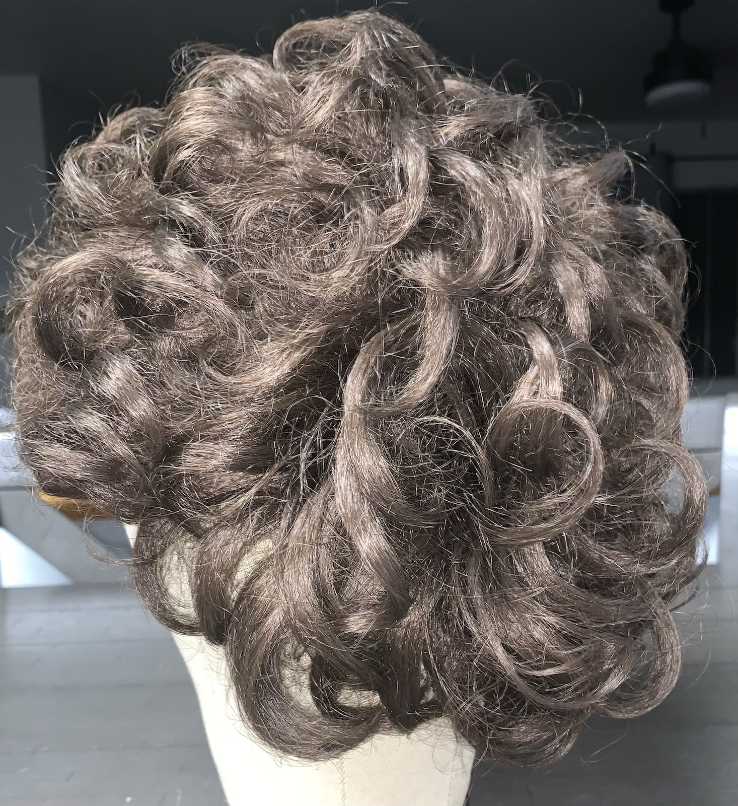 A8 VTG 70s SYNTHETIC WIG HAIR PIECE LIGHT BROWN SHORT LAYERED CURLY KOREA