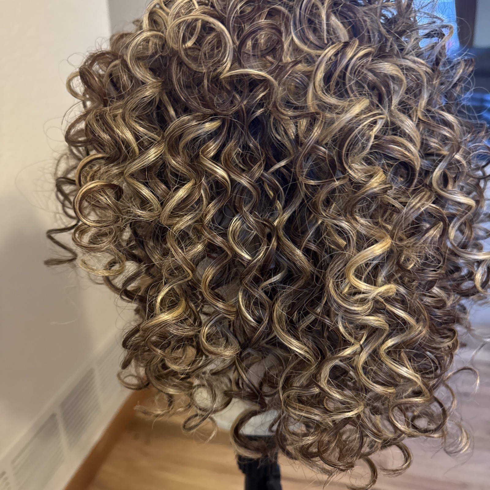 Garbo Curly Long Lace Cap Dark Brown Blonde 19”Synthetic Big Hair. Very Nice205