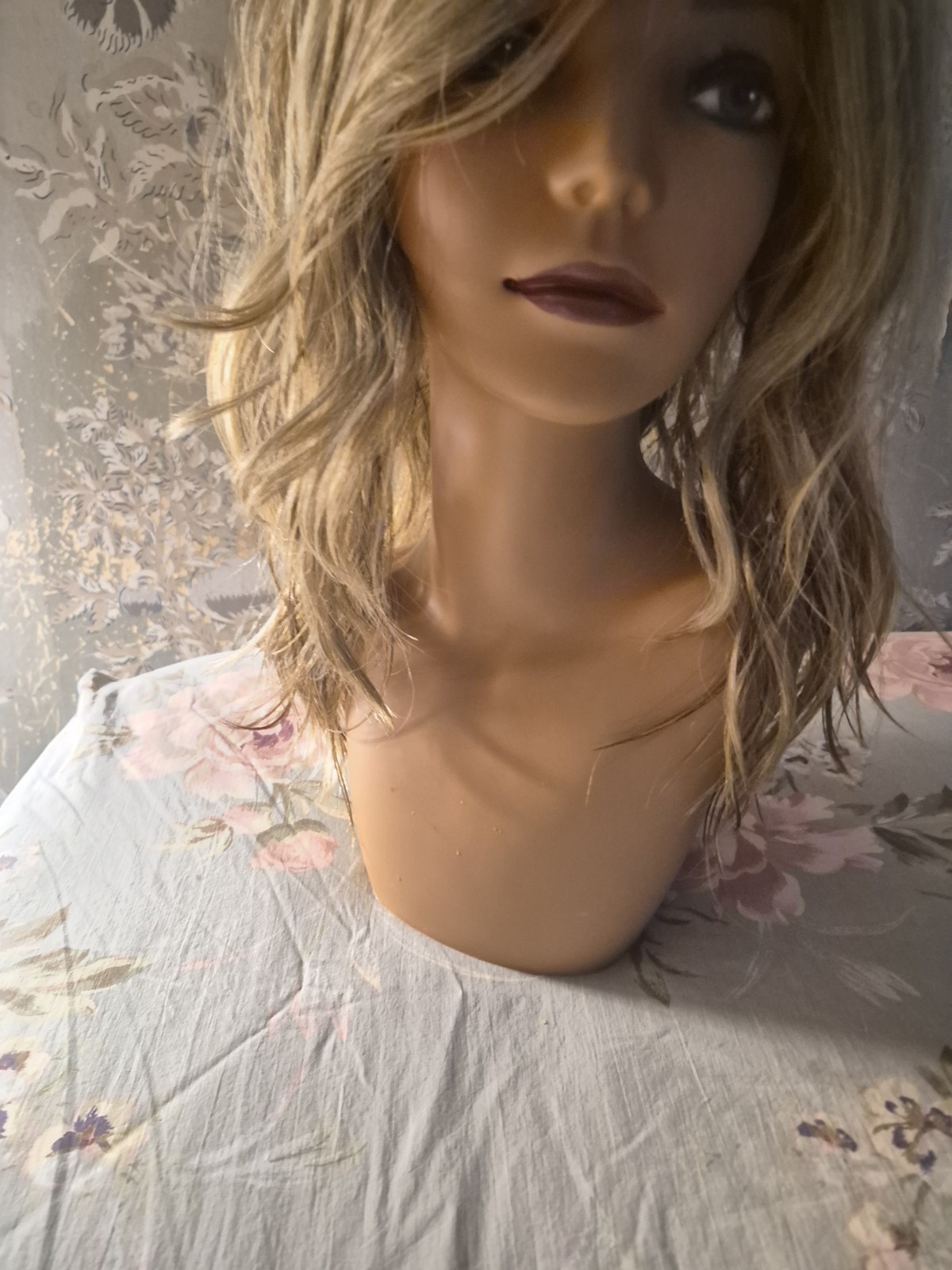 Estetica R12/26CH Light Brown Blond HL Wavy Synthetic Wig Average Cap WomenOCEAN