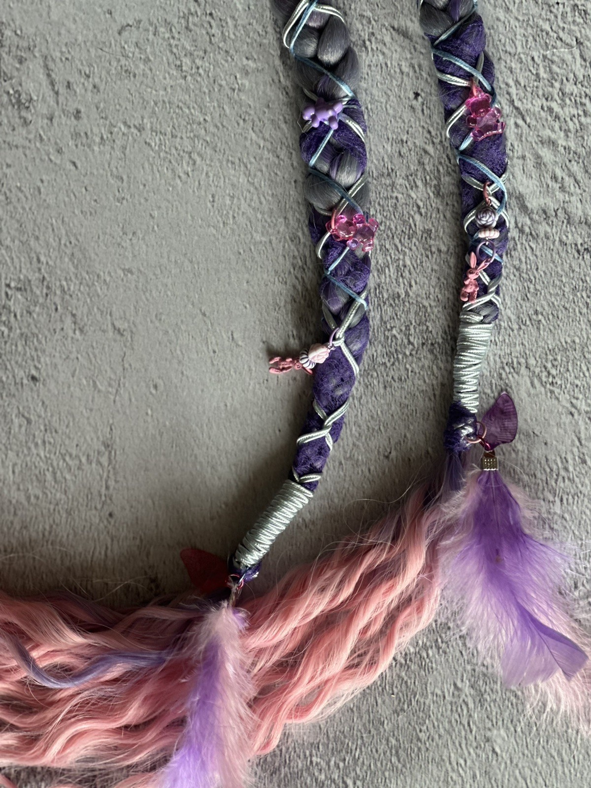 braids on rings and carabiners made of kanekalon