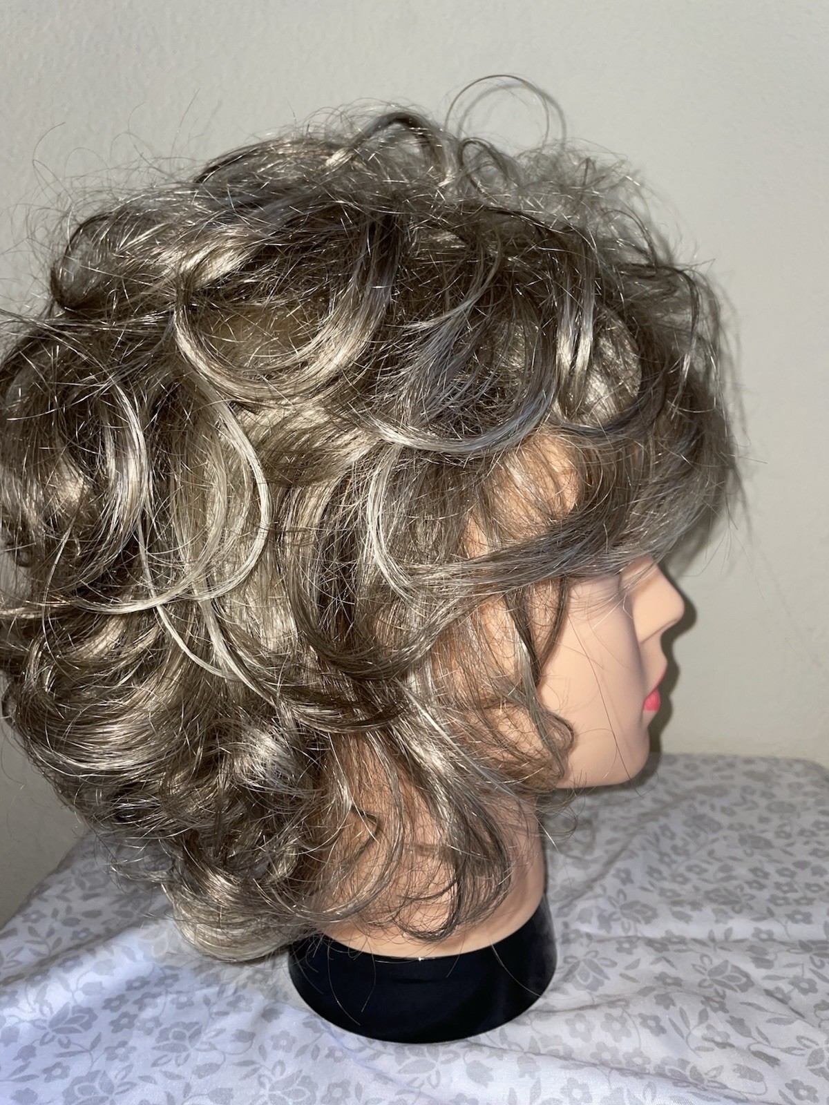 TWC Striking Wig Ash Blonde Frost Gently Used Layered Synthetic Sz Avg