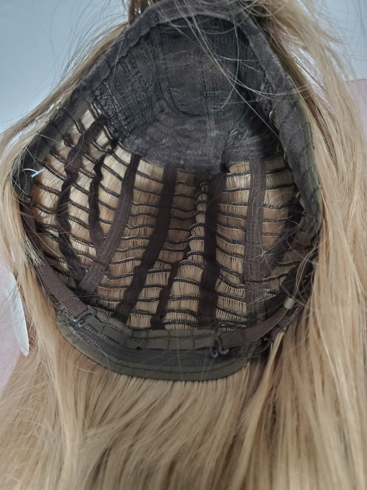 Layered Wavy Wig Light Brown to Blonde – Soft Waves – Adjustable Straps 23″ Long