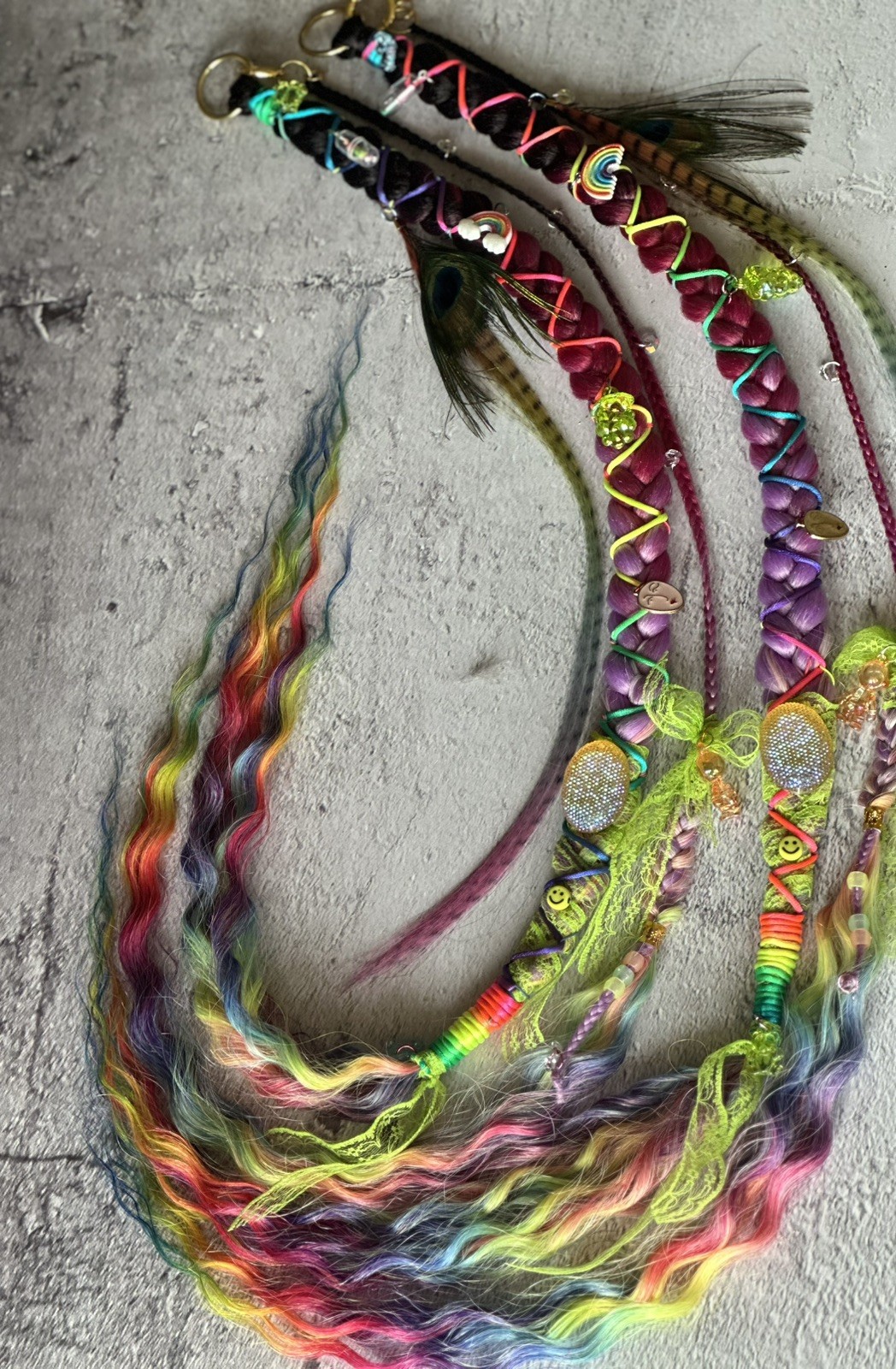 braids on rings and carabiners made of kanekalon