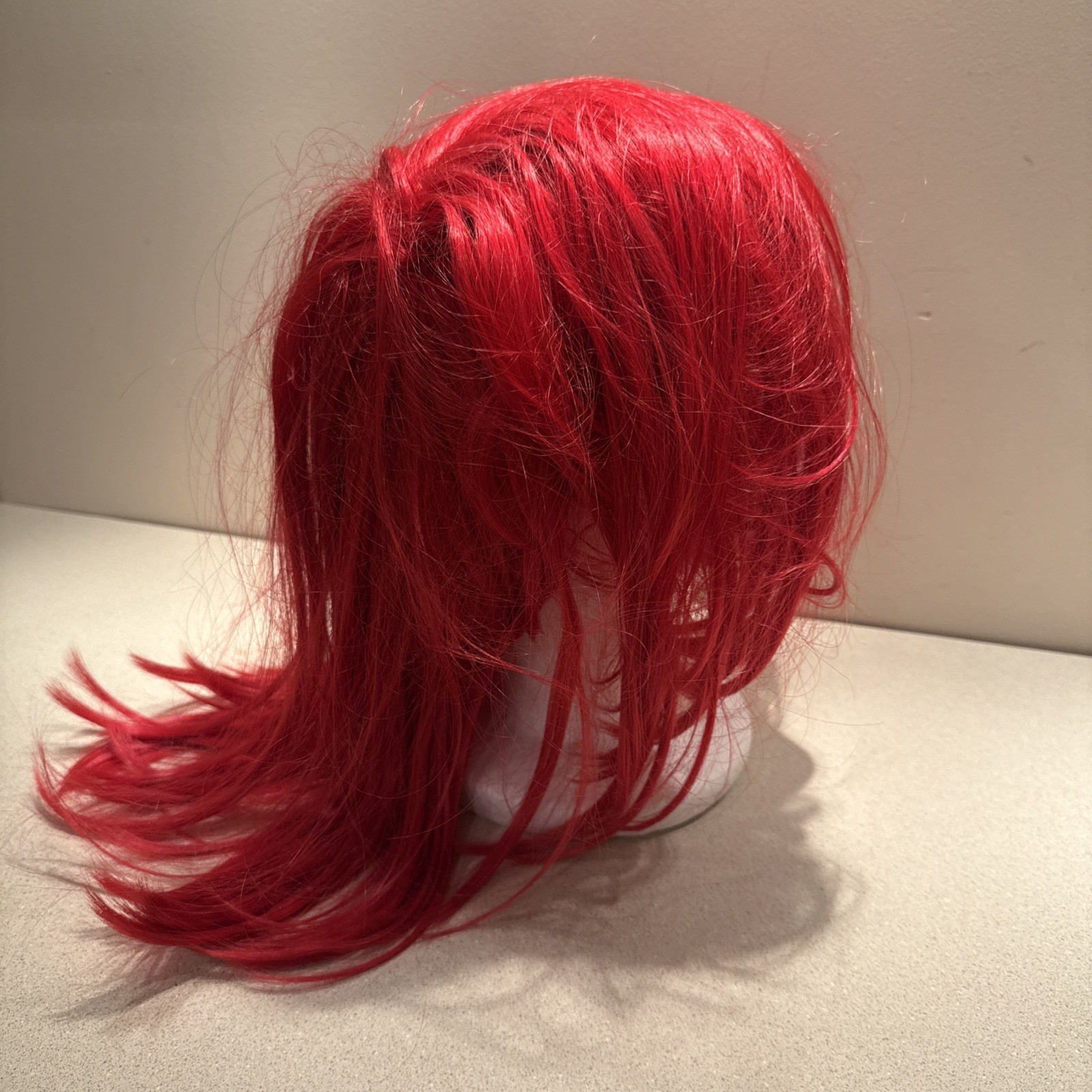 Red Wig for Women. Good Condition.