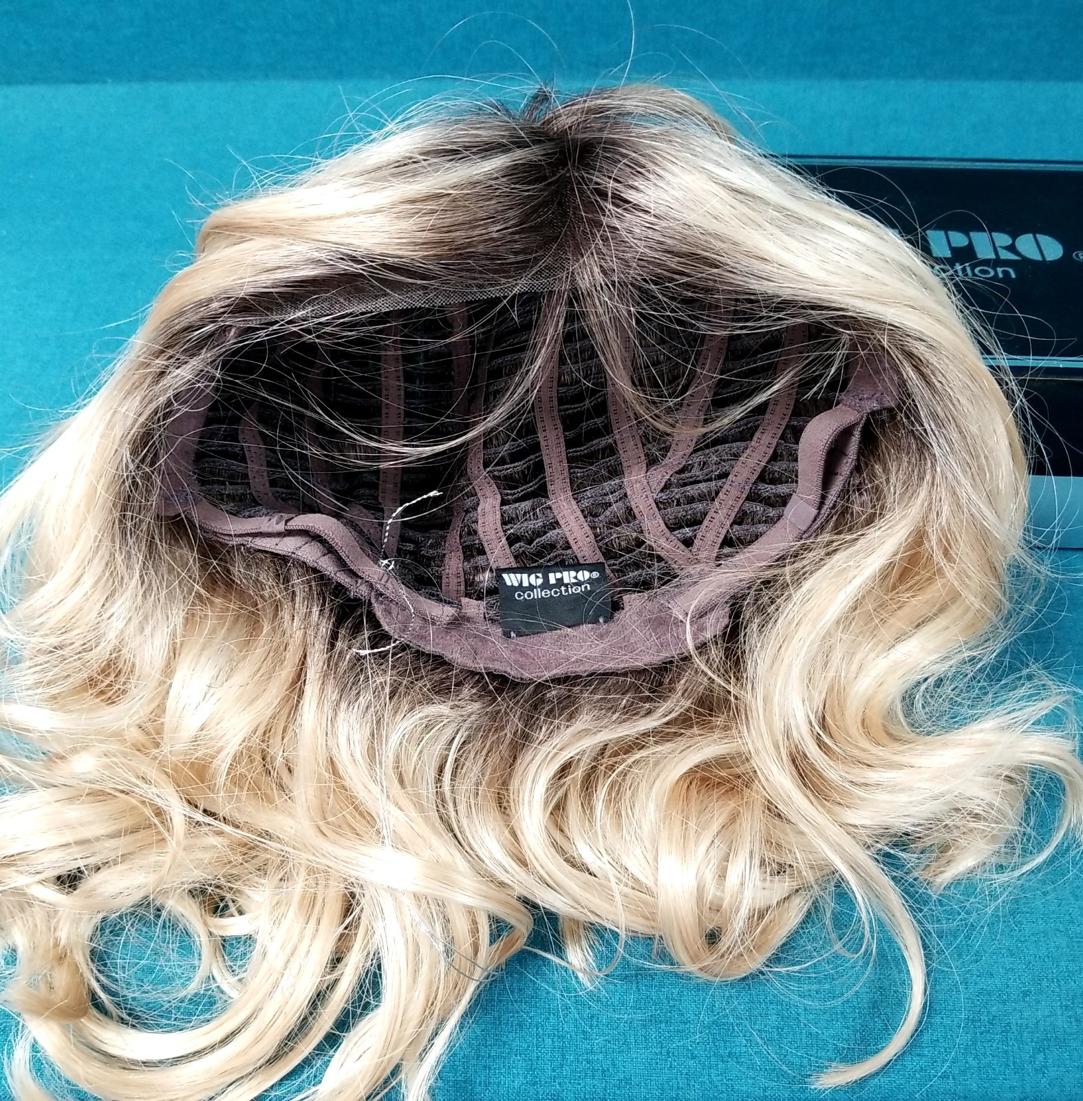 EUC – WIG PRO Collection Platinum Blonde Joy Style Wig In Box Mod Acrylic