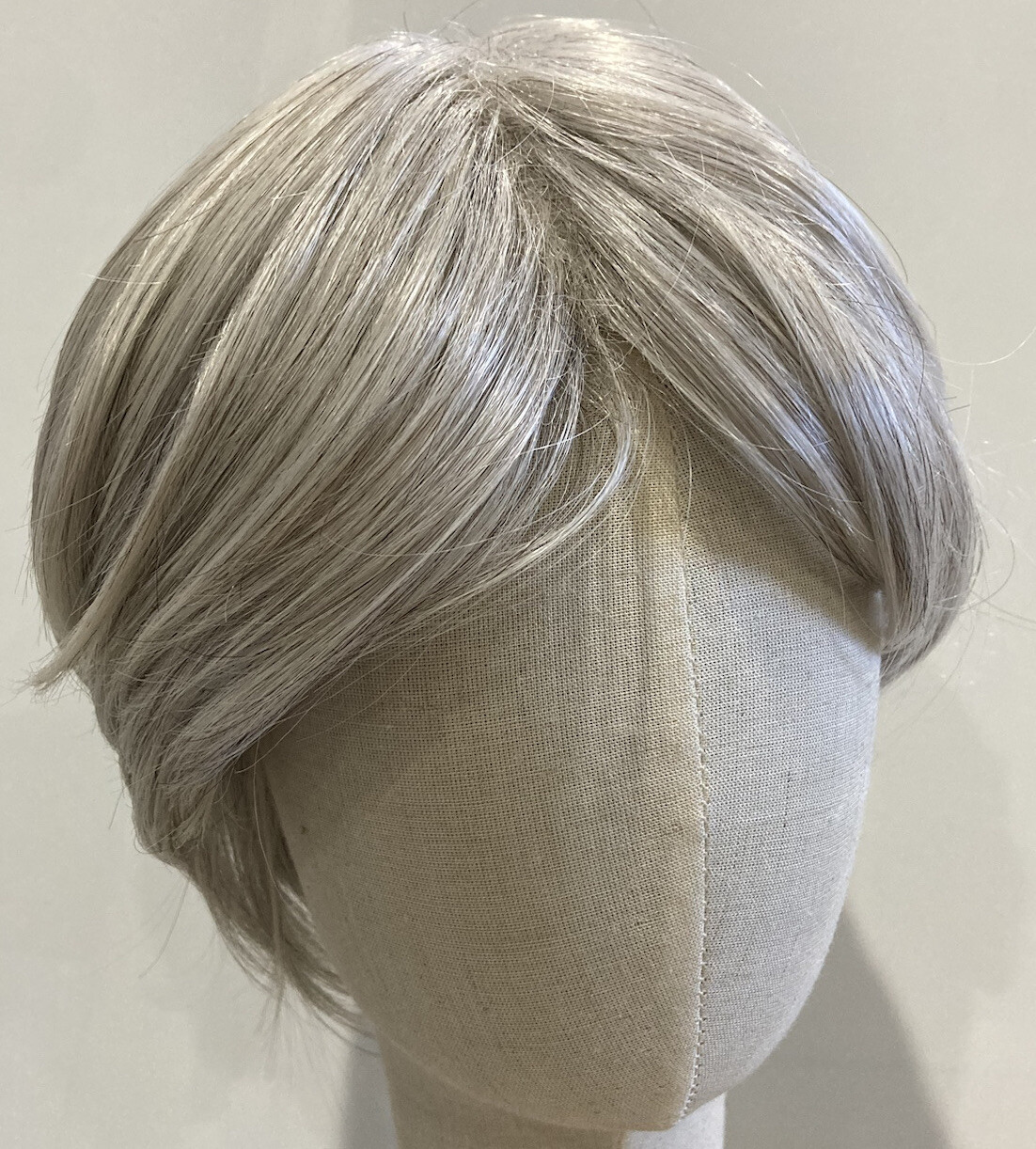 SHATTERED BOB WIG BY HAIRDO R56/60 Silver Light Grey New In Box