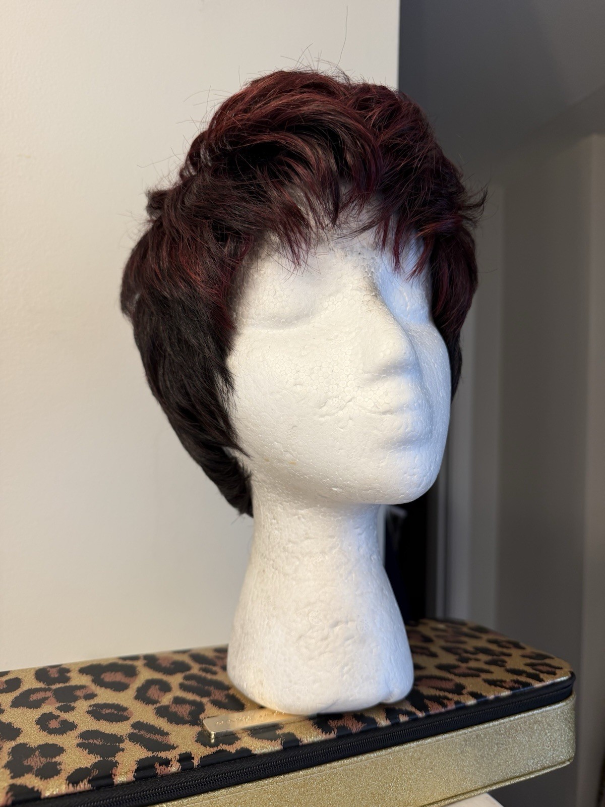 The Style AUSTIN Color TF1B/BG/RD Synthetic Short Cut Wig