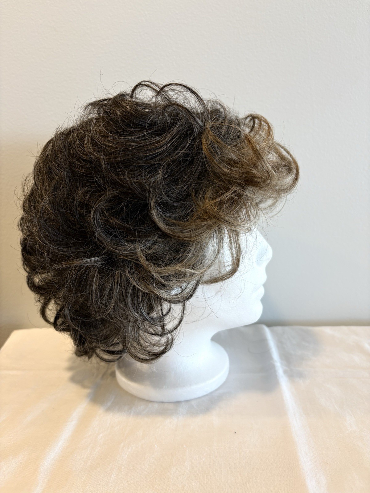 TWC The Wig Authority Fashion Club Designs RUBY Wig Blond Highlights Brown Sz L