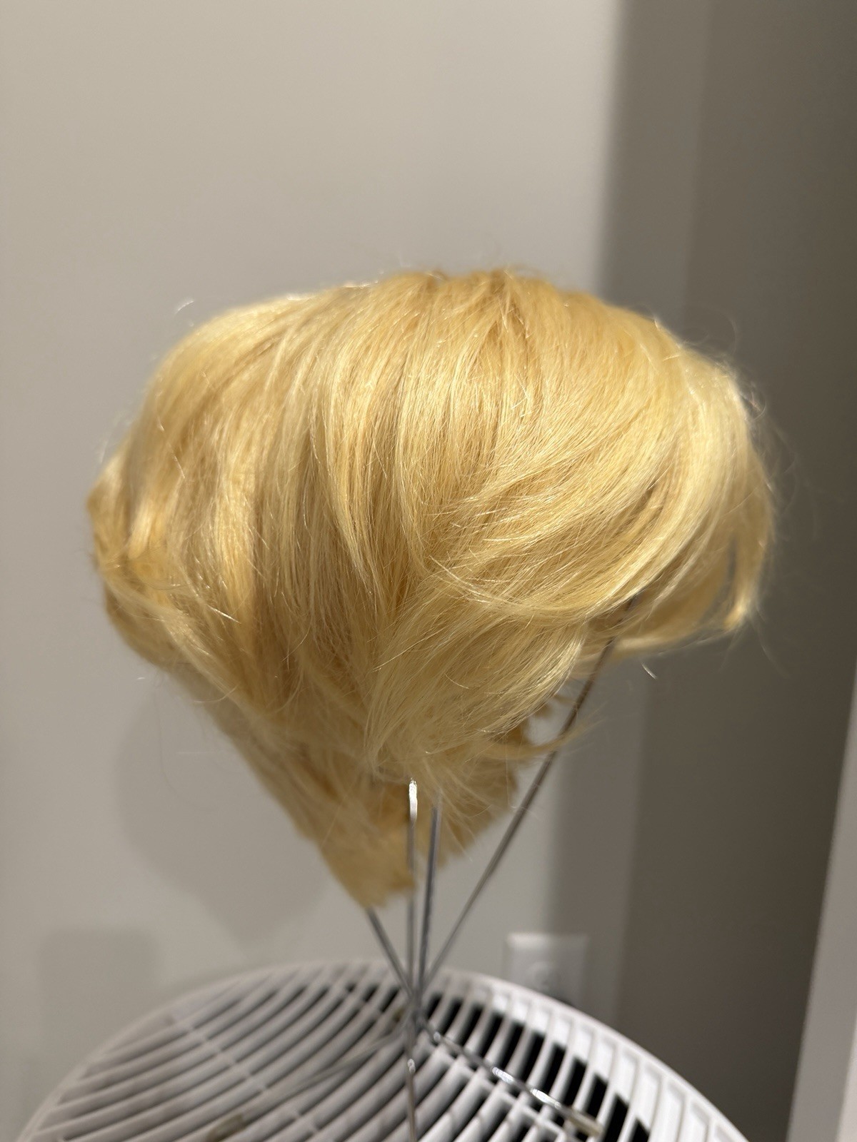 Short Layered Blonde Synthetic Wig Modacrylic Fiber – Natural Rooted Look