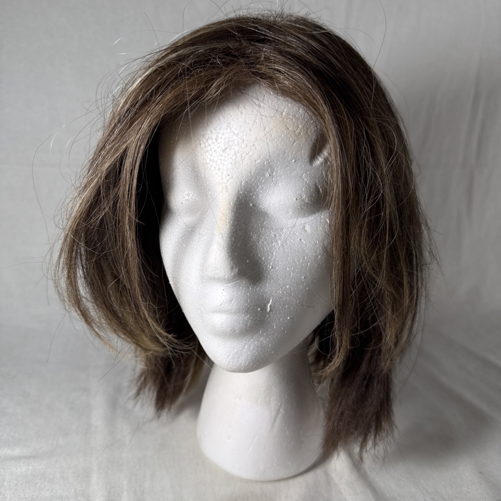 Godiva’s Secret Wigs SHORT LIGHT BROWN WITH HIGHLIGHTS LAYERED NATURAL