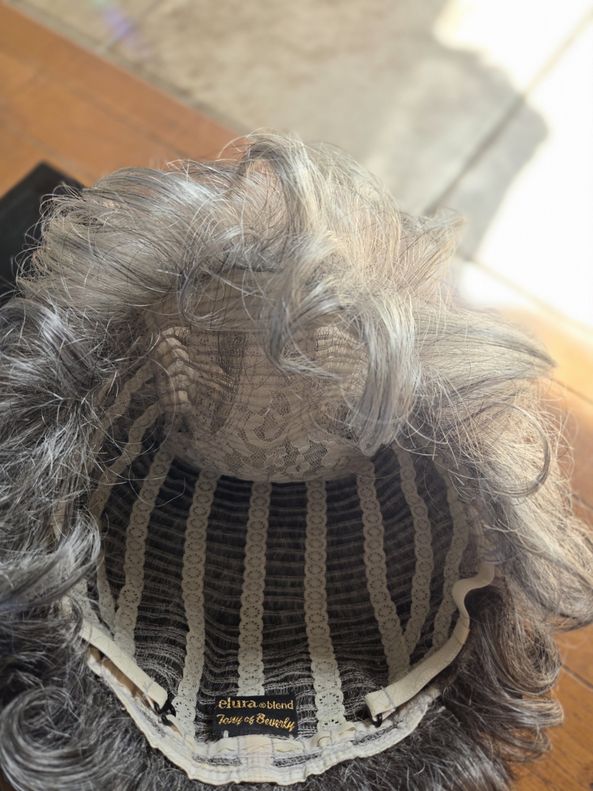 Tony Of Beverly Elura Blend Wig Petite Fina Short Grey Ombre Wavy 56F51F44 NIB