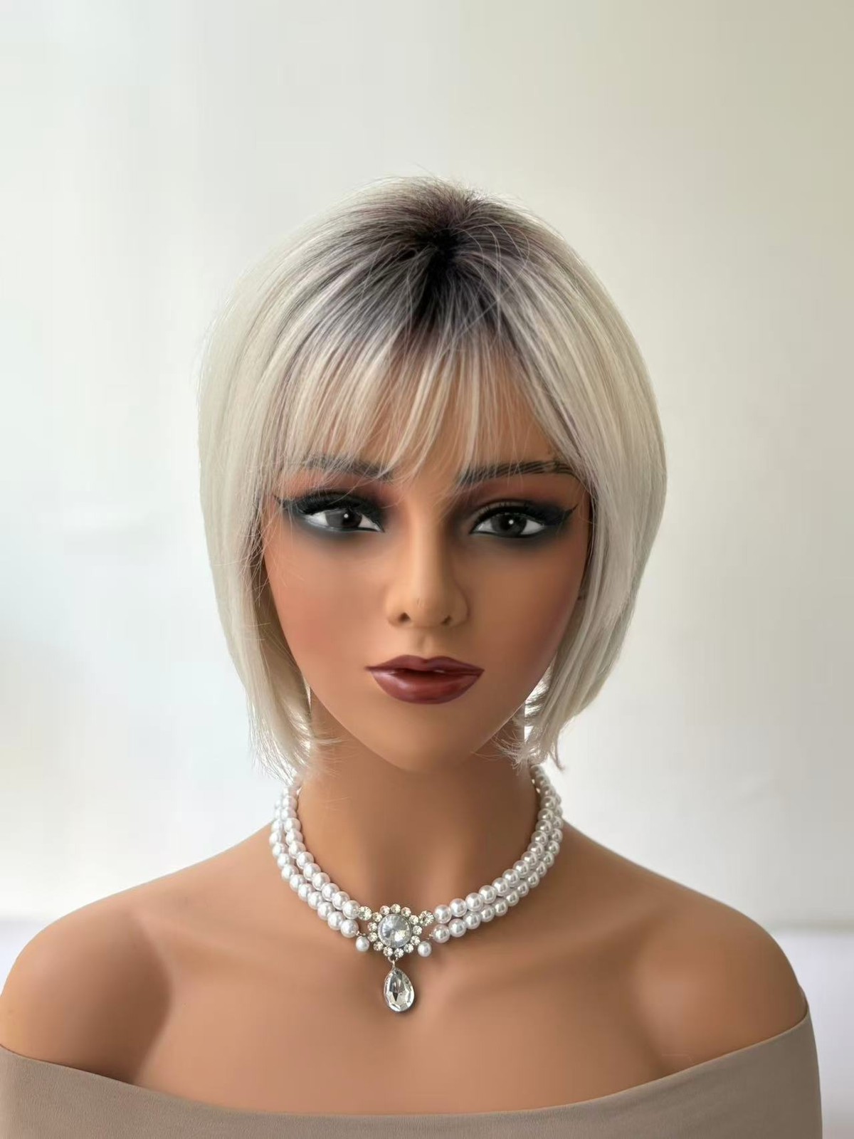 Synthetic Hair Short Straight Ombre White Blonde Bob Wigs with Bangs for Women