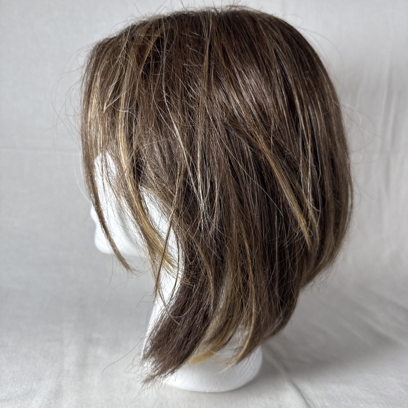 Godiva’s Secret Wigs SHORT LIGHT BROWN WITH HIGHLIGHTS LAYERED NATURAL