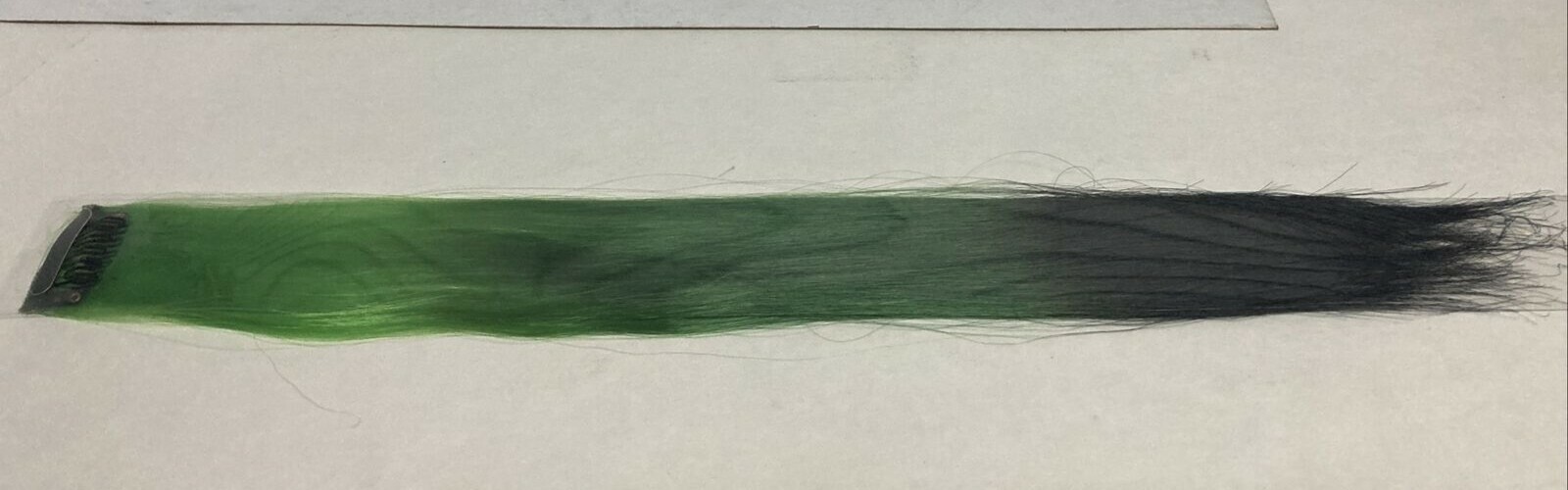 1 PIC HIGH LIGHT CLIP IN FAUX SYNTHETIC FEATHERS 16″ HAIR EXTENSION GREEN/ BLACK