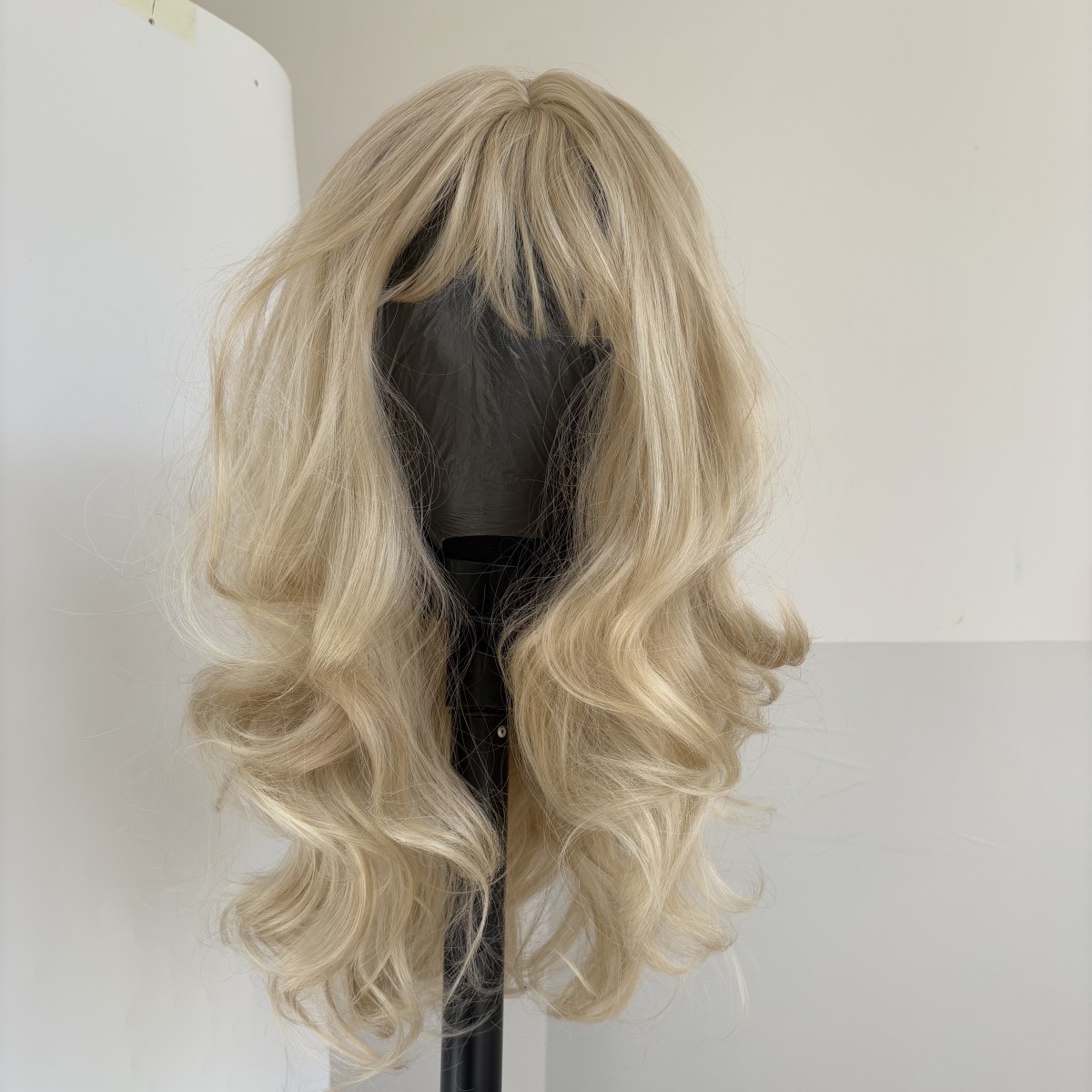 Mixed blonde Synthetic Hair Heat Resistant Dress Up Wigs With Bangs Long Wavy