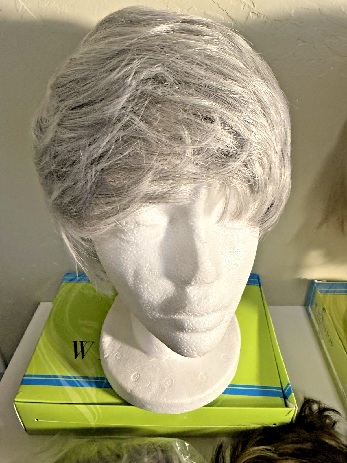 LOT (5) WOMENS WIGS TWC BASIC AND WIG SHOP