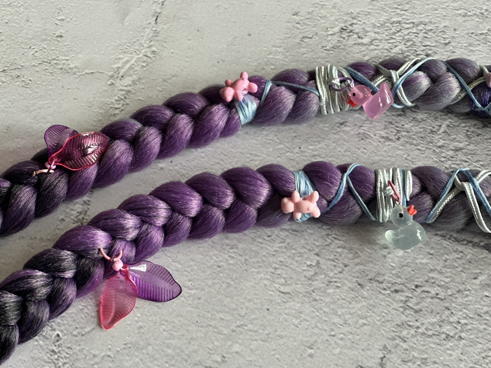 braids on rings and carabiners made of kanekalon