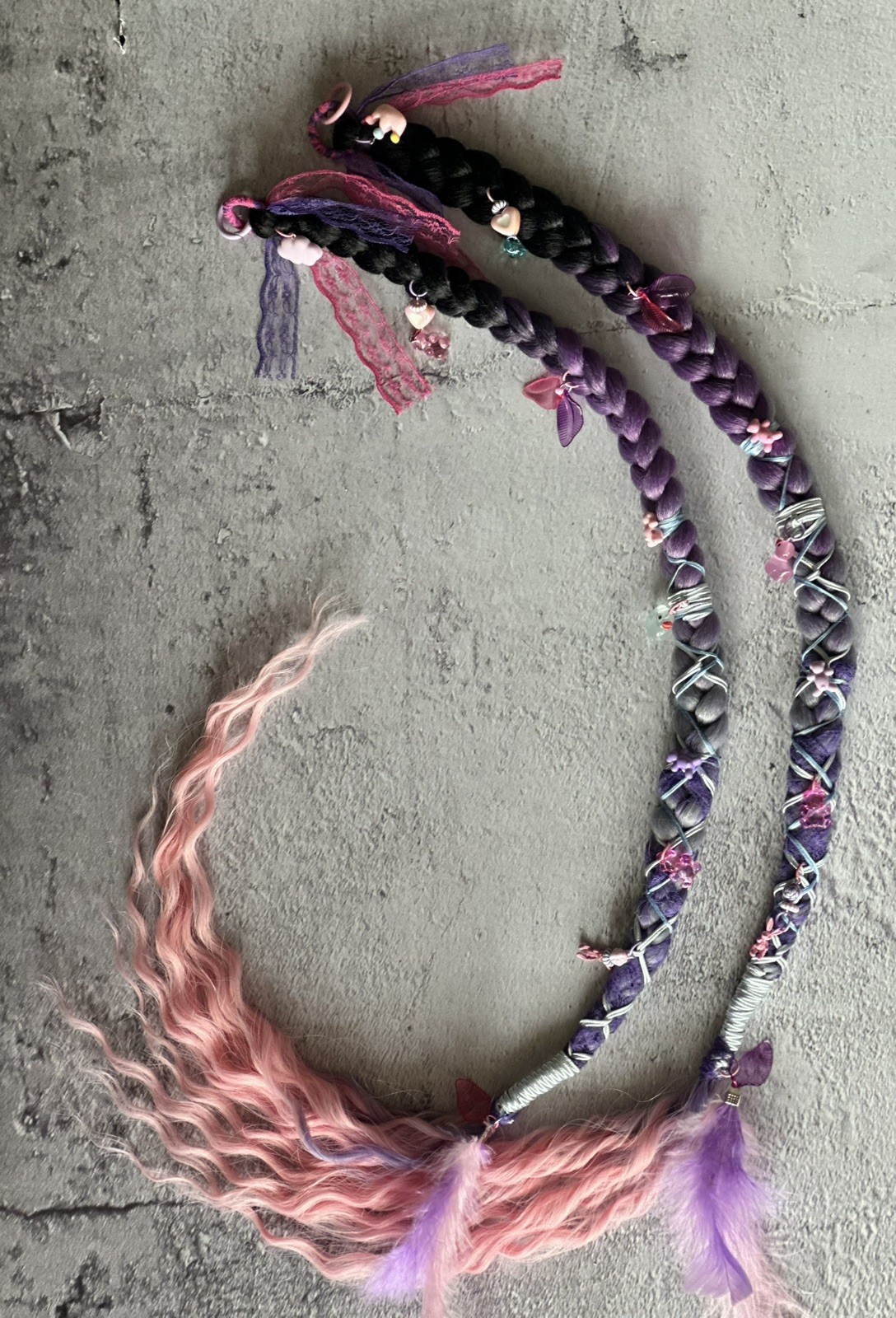 braids on rings and carabiners made of kanekalon