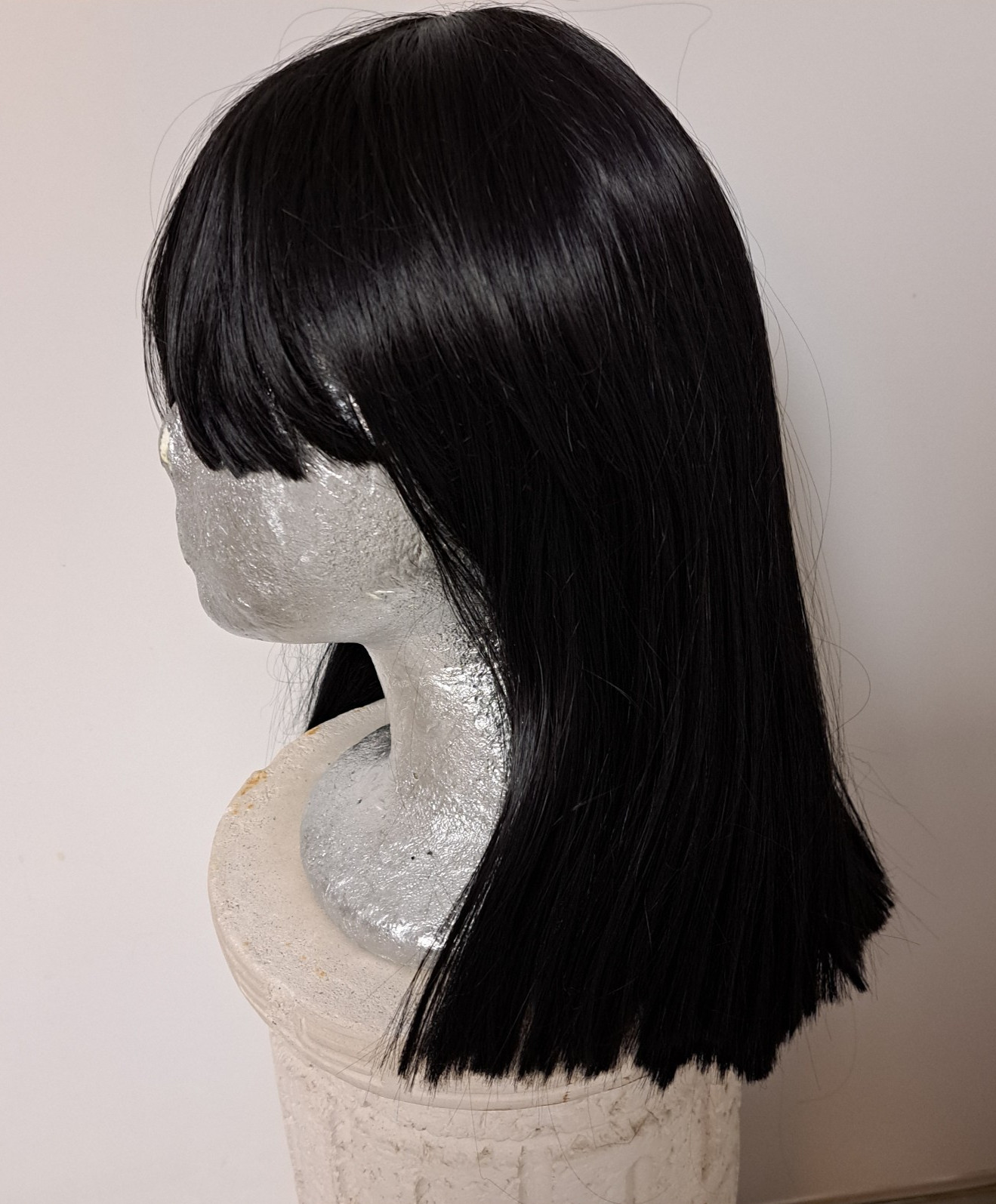 Morvally Wig Black Sleek 15″ Straight Blunt Cut Bangs Synthetic new damaged box