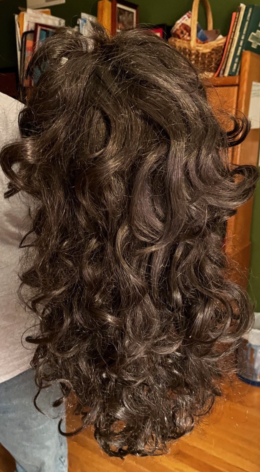 Ladies DARK WALNUT synthetic wavy wig, good quality. 22″ off crown