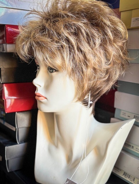 Noriko Drew | Short Synthetic Wig (Basic Cap) MOCHACCINO-R Petite/Average 🙏