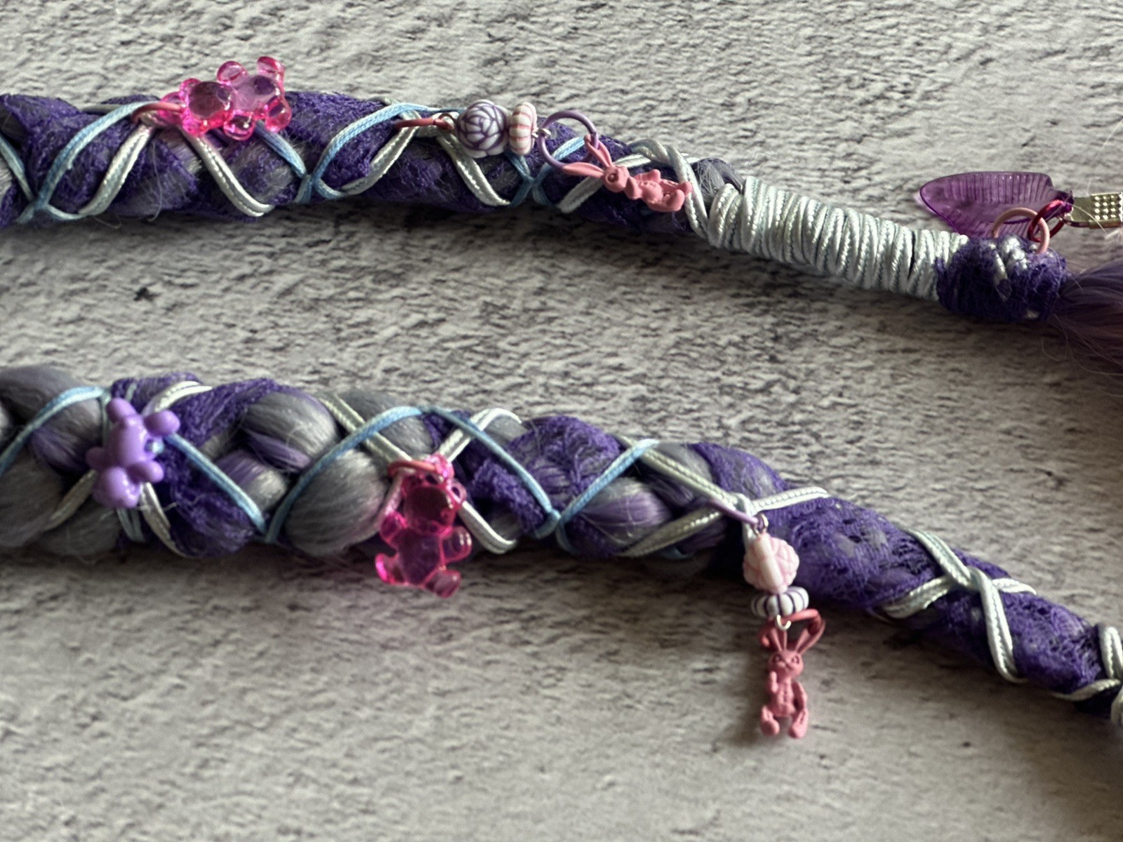 braids on rings and carabiners made of kanekalon