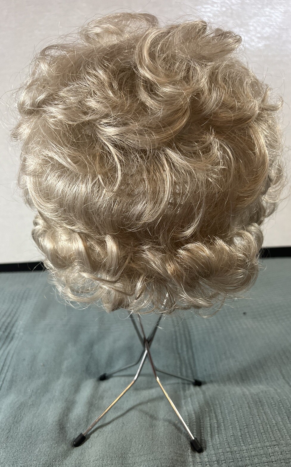 Estetica Designs Wig NIOB Petite Kate Light Ash Blonde R101 Layers Classic Short