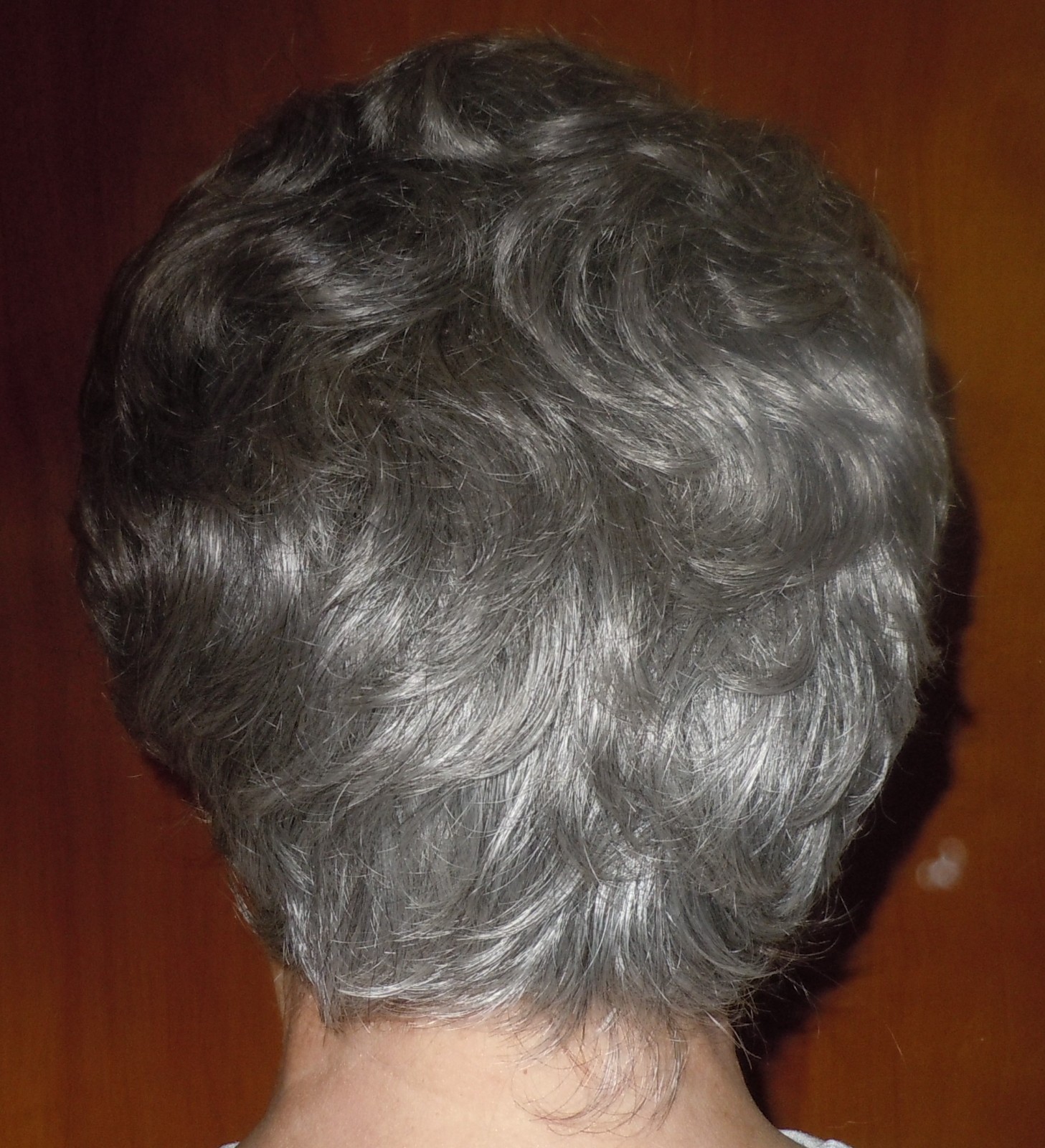 beautiful gray wig classic cap with adjustments short wavy