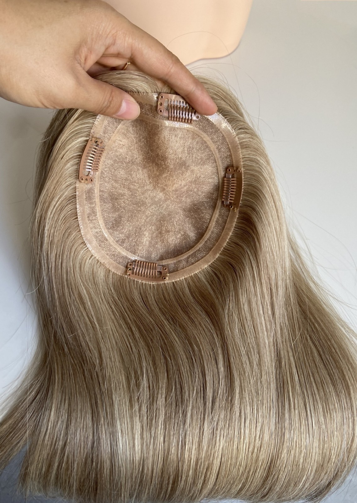 100% HUMAN HAIR MONO TOPPER HONNEY BLONDE W/HIGHLIGHTS 14″ LONG FREE PARTING
