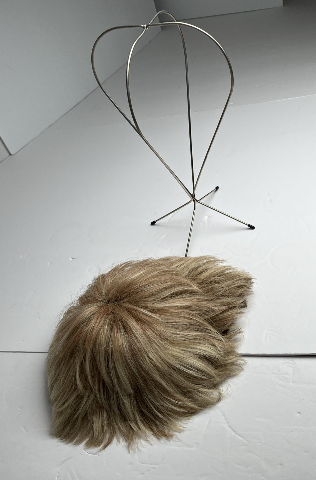 The Wig Company Blonde Perfect Image Short Average 21″-22″ w Vtg MCM Metal Stand