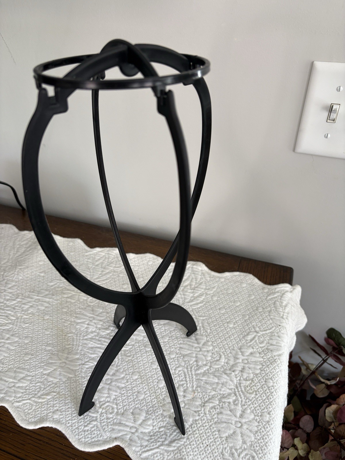 ENVY Wig Short Layered Brunette w/Highlights -EXCELLENT! Wig Stand Included!