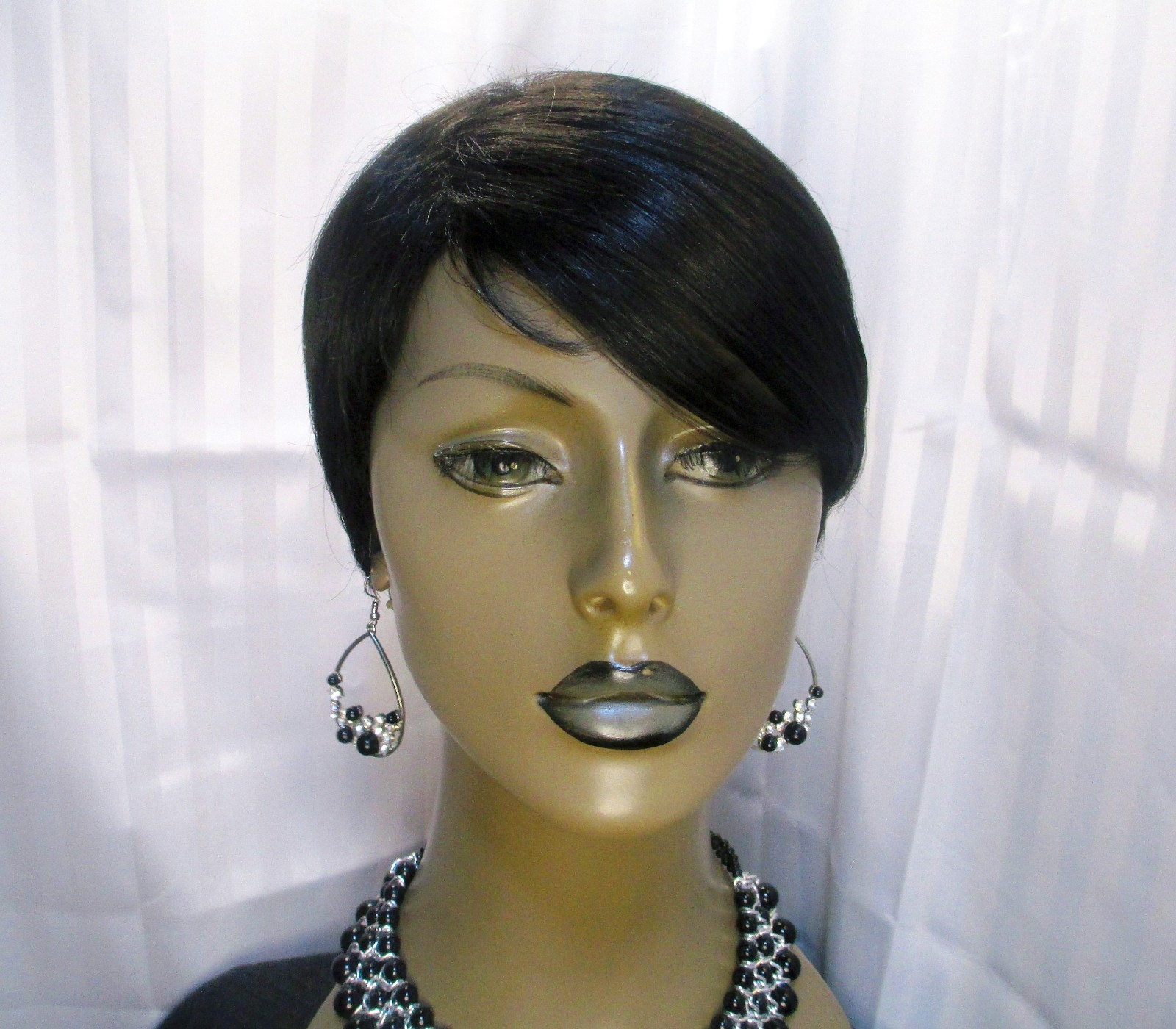Short wig straight w/sweeping bangs black 1B easy to style NEW