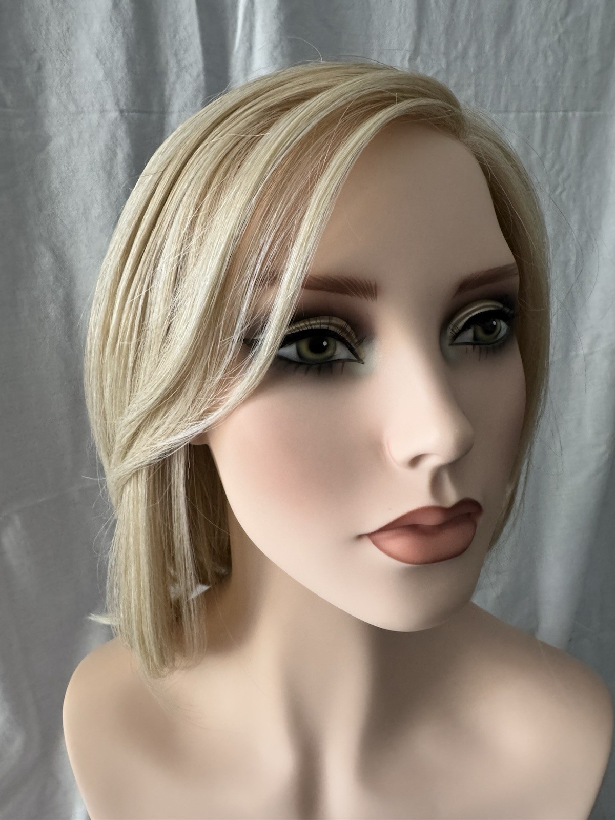 Rene of Paris River Wig Creamy Blonde NON ROOTED BNWT Perfect Below Chin Bob