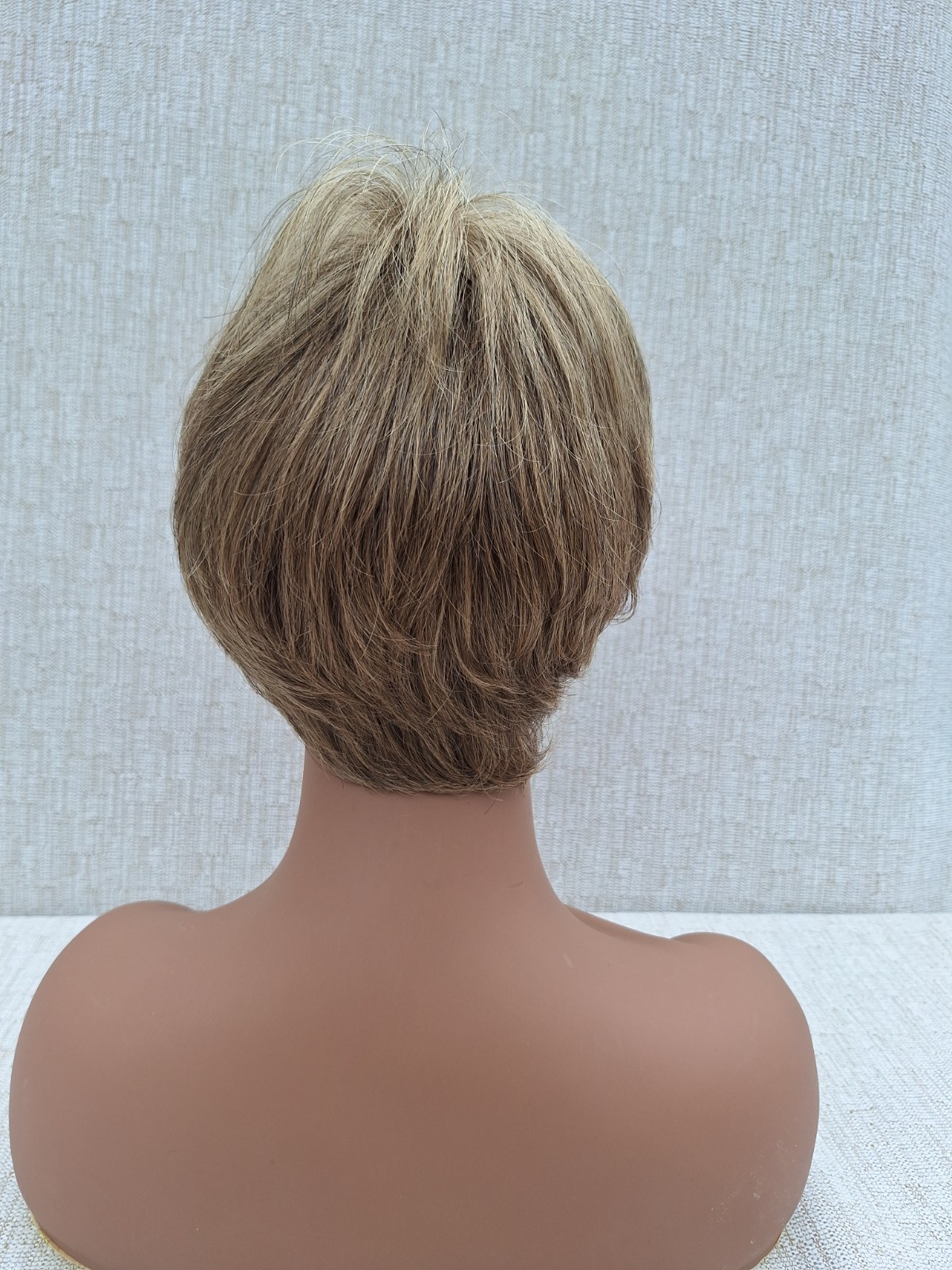 RAQUEL WELCH Short Wig Memory Cap Kanekalon Vibralite Dk. Blonde / Lt. Brown
