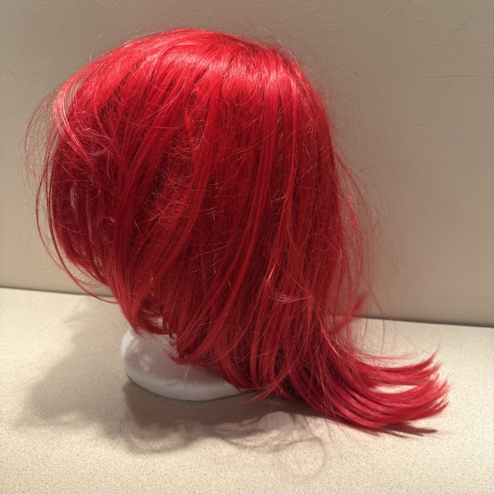 Red Wig for Women. Good Condition.
