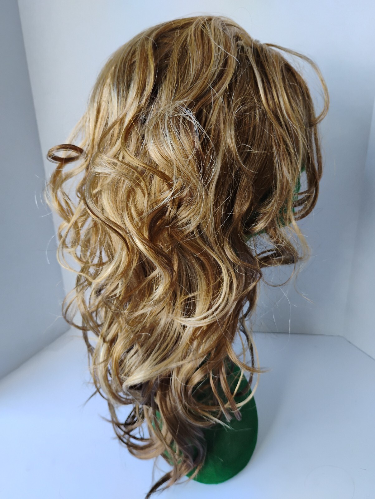 Beshe Kanekalon Wig – Premium Collection. Style Kimmy, Color R27/24/4