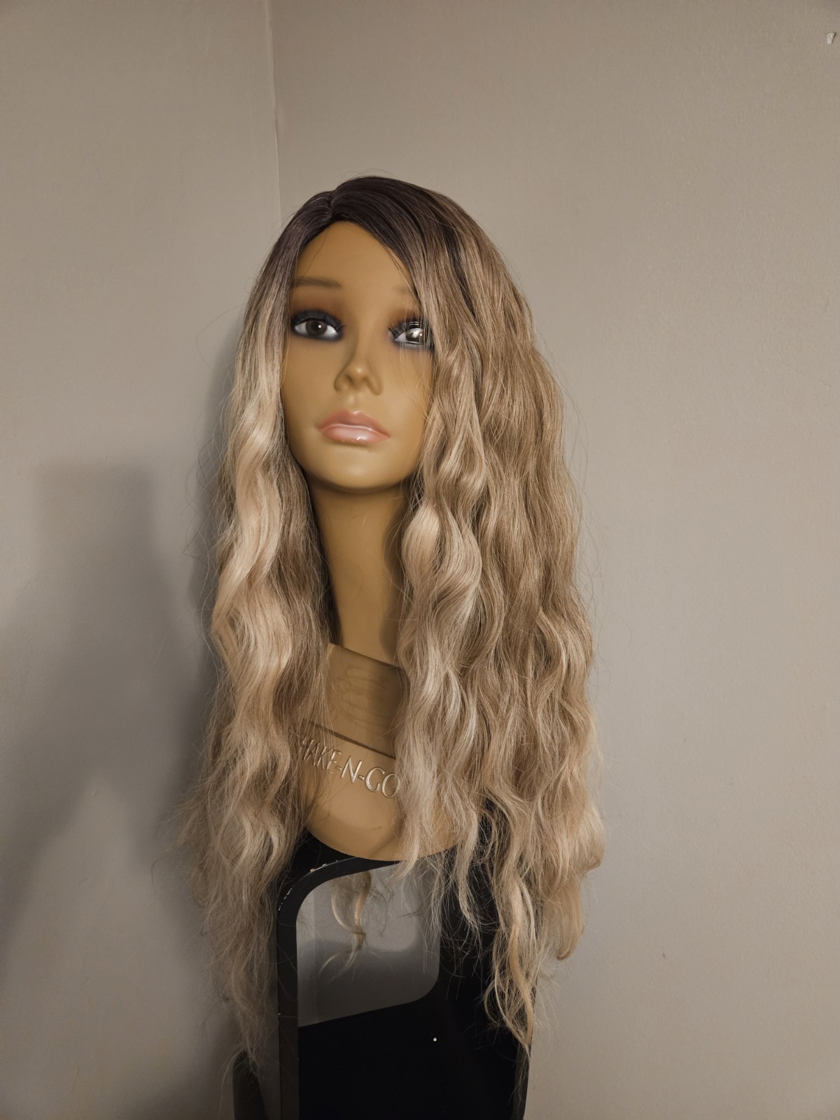 NEW Beige Blonde Ombre Highlights Long WAVY Layered Wig Voluminous