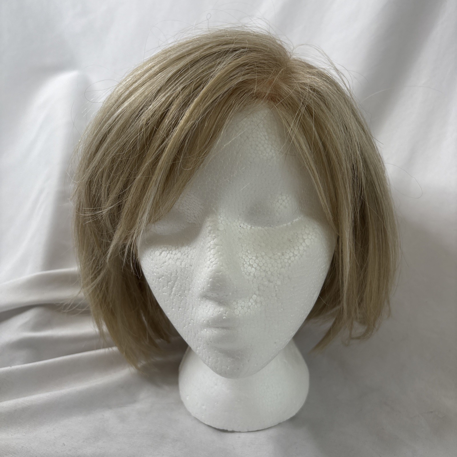 NORIKO JOLIE Creamy Blond Modern Bob Layered With Texture And Volume Wig