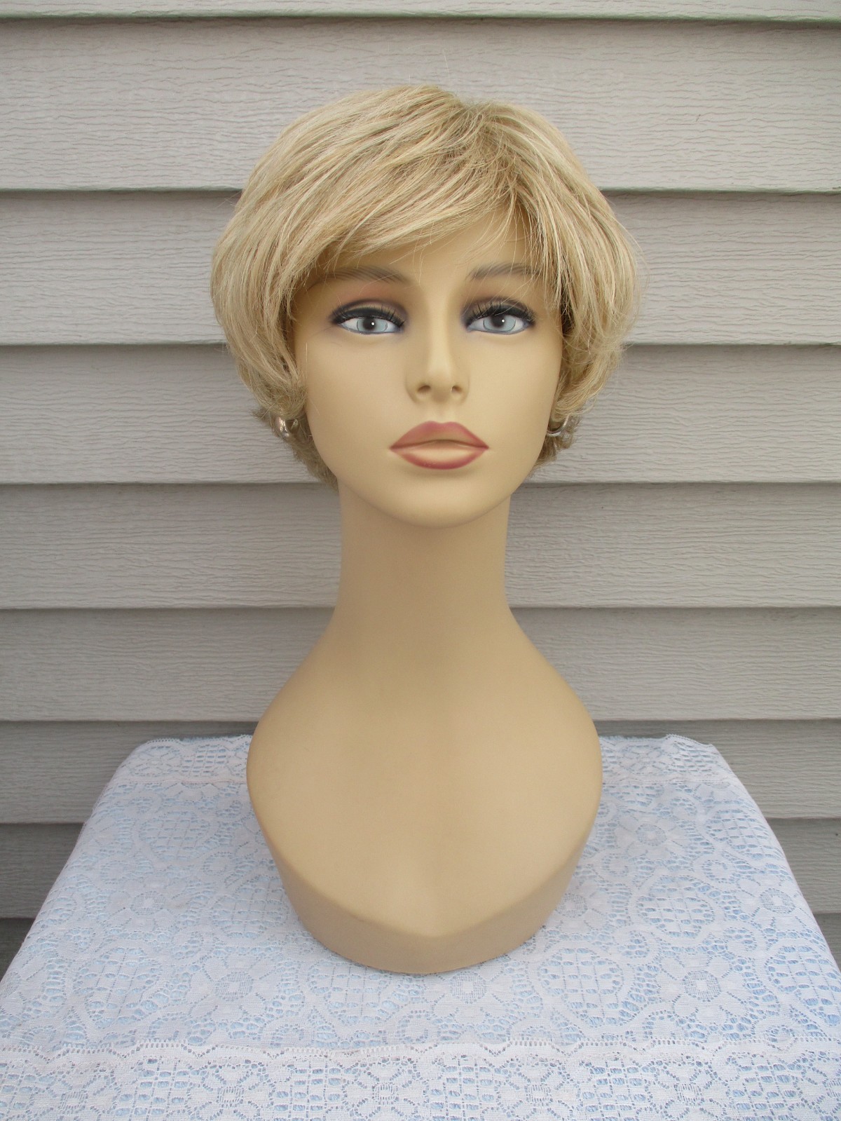 Layered MYSTERY WIG Color BLONDE w HIGHLIGHTS Short Style